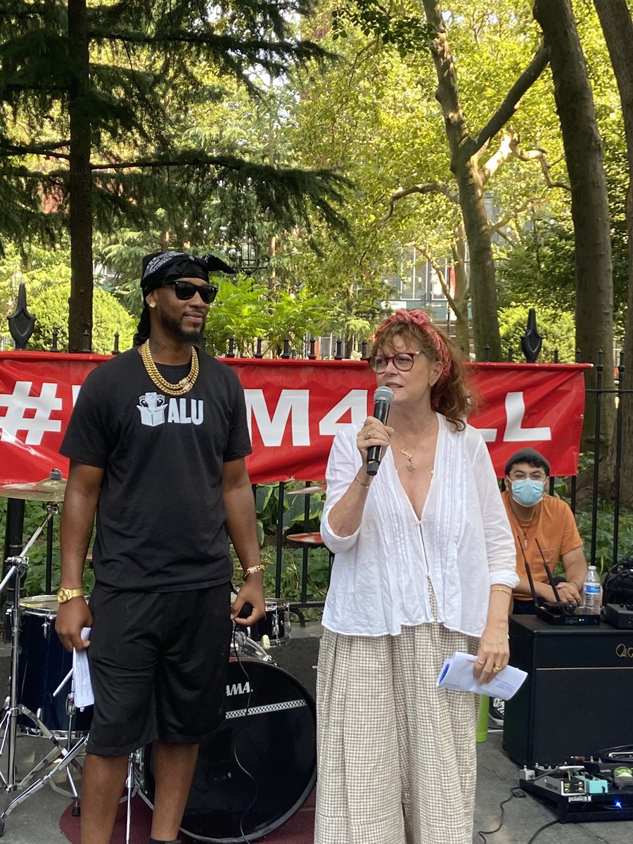 .<a href="/SusanSarandon/">Susan Sarandon</a> and <a href="/Shut_downAmazon/">Christian Smalls</a> at the NYC #Medicare4All rally 🔥