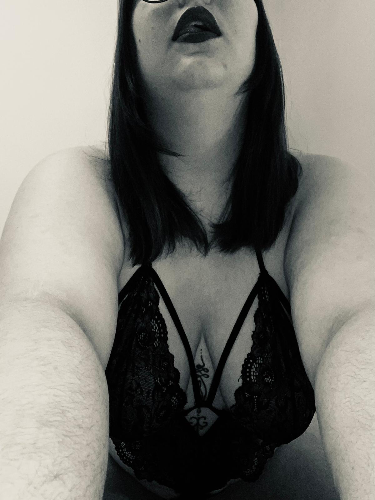 You do NOT want to miss join the sexy Queen @xxcresent_moon CUM and see if you can distract her clit while she's playing cards and help her reach her SQUIRT GOAL!! LIVE RIGHT NOW ON: @chaturbate Link in the comments Like and RT this support the Queen! https://t.co/Cbo4TuW6RC