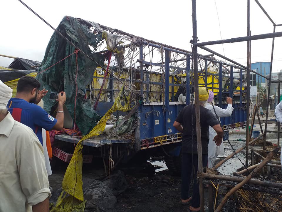 KisanEktaMarch's tweet photo. Fire at #SinghuBorder today!

Thank God, there is no casualty. Also, the reason of fire is still unknown.

Insensitive Modi government has sold its soul to the Corporate Funding and putting the life of Farmers at risk.

#FarmersProtest #FarmersAtParliament https://t.co/bIm9pQHXFp