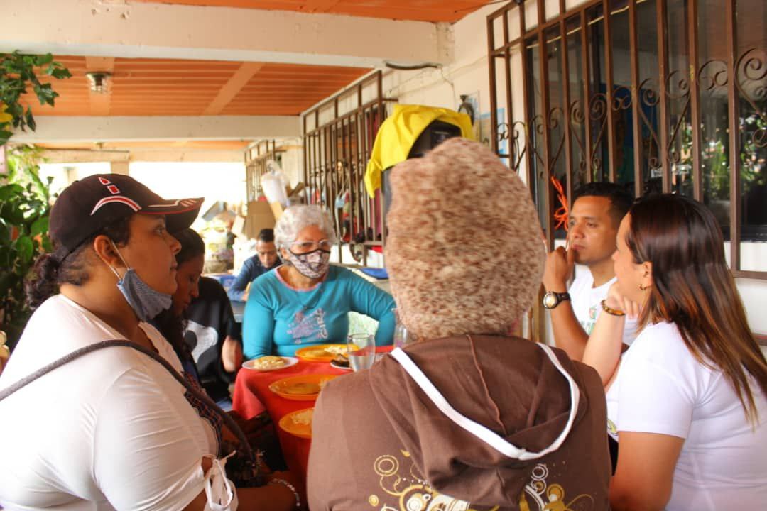 gabycomunas's tweet photo. #24Jul | #Hoy con un profundo sentir bolivariano nos desplegamos en Petare Sur. Desayunamos, hicimos un recorrido y hablamos sobre la organización de cara a las EPA. Agradezco la invitación de la Comuna Batalla de la Victoria 12F.  #RenaceLaEsperanza  #EpaPSUV https://t.co/D4UePiBWLK