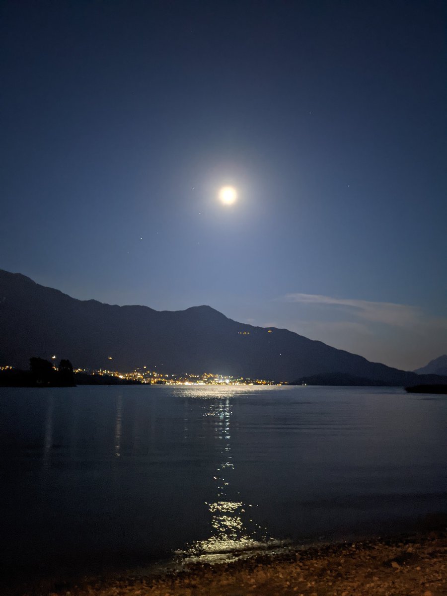 Davidego80's tweet photo. Riflettere... #lagodicomo  #moon https://t.co/laa0wnTHO8
