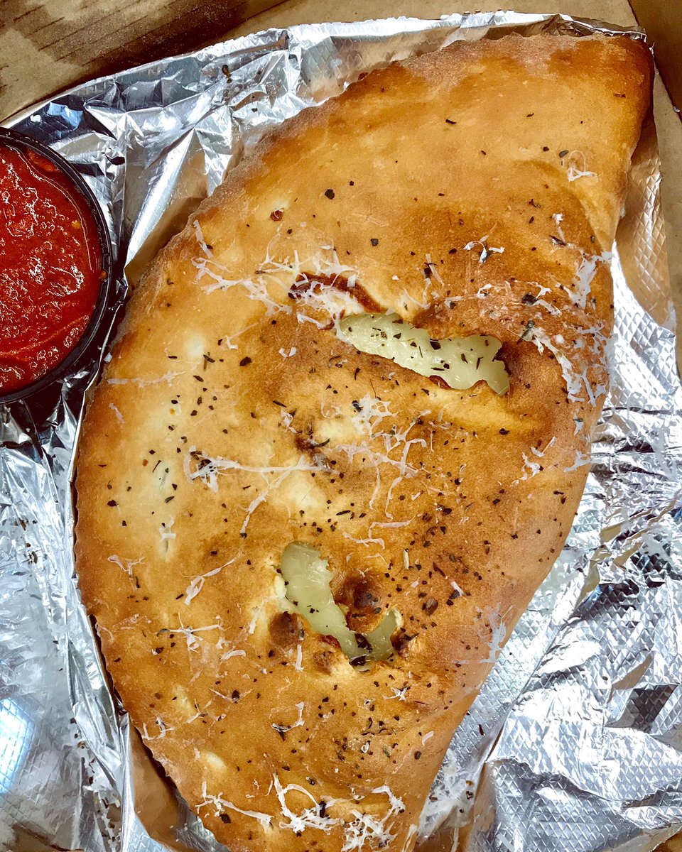 theplaincheese's tweet photo. Yesterday’s perfectly carb-y lunch from @sauceonthesidestl. 🍕🥐✨ #cheesecalzone #calzone #carbs #sauceontheside #stlfood #stlouis #stleats #eeeeeats #lunch #workinglunch @ Downtown St. Louis https://t.co/QJcN1pTqgk… https://t.co/0PXlmOaJHq