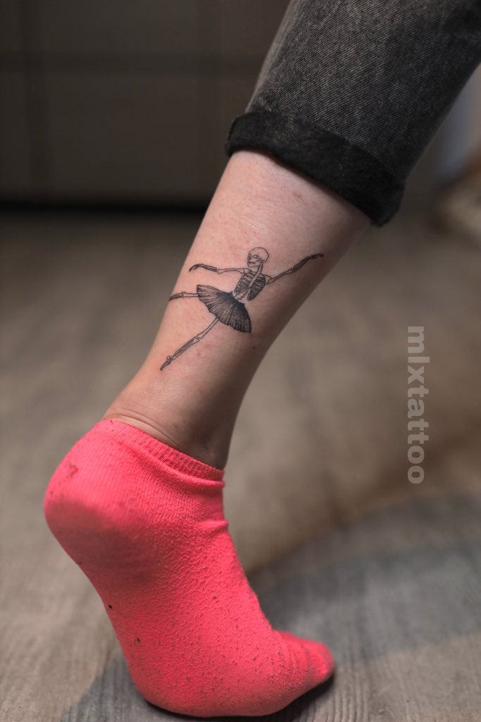 mlxart's tweet photo. big thank you to @onethirdofhas @RaupeThule for driving 5-6 hours to come get tattoos from me. what an honor, my first international clients! i will always remember this moment/experience in my tattoo journey ! thank you for the good time 🥰

 #cliqueart #twentyonepilots https://t.co/BbqyD7ISni