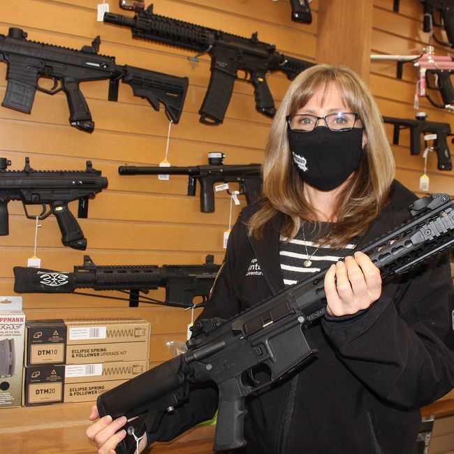 Manxadbz's tweet photo. morgz mum is strapped to the teeth

spærm https://t.co/LZIohrR3tF