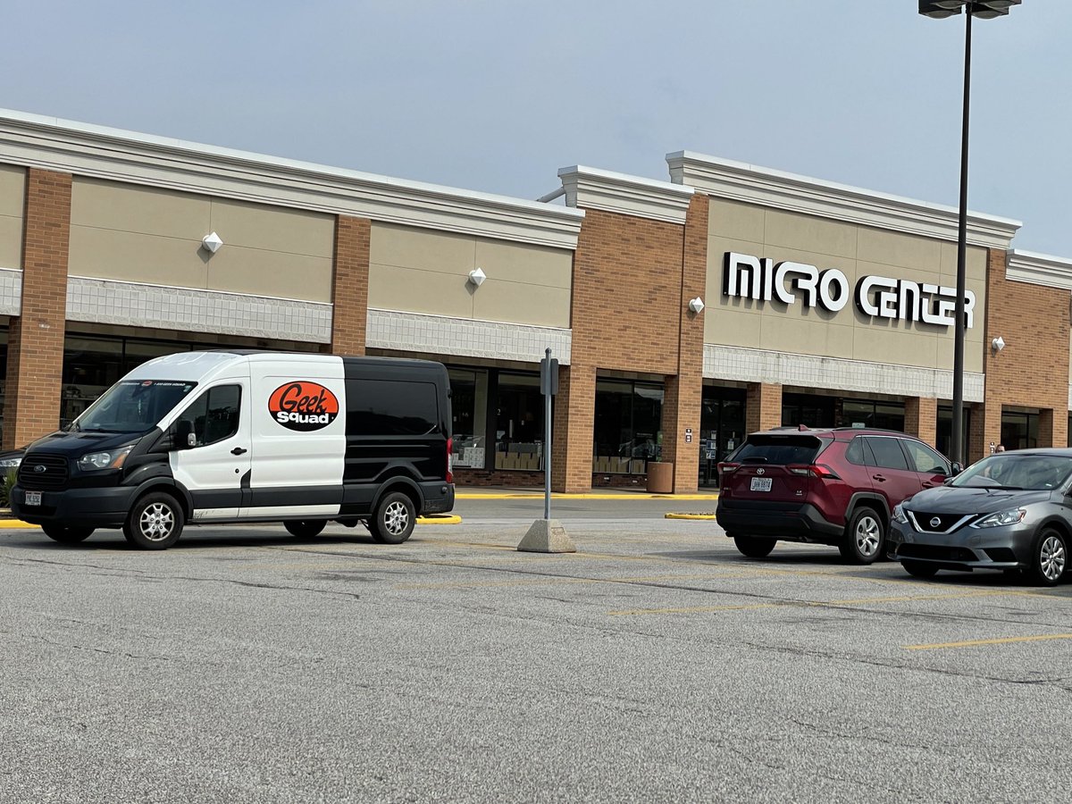 everyonesadj's tweet photo. We’re does #GeekSquad get there parts at?? #microcenter https://t.co/klU87ntaDP