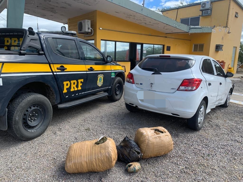 folhape's tweet image. #COMBATEÀSDROGAS| 🚔 Polícia Rodoviária: homem é detido com 22,9 Kg de maconha após fuga em Sertânia mla.bs/06fc3cd7