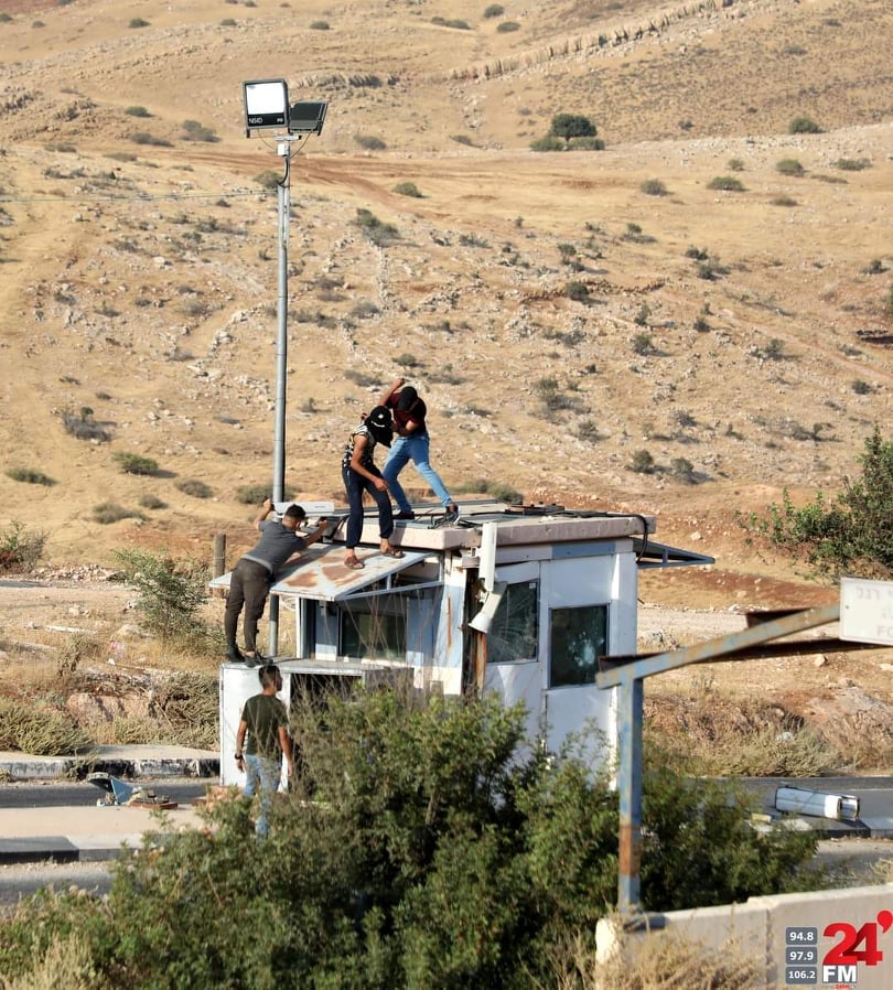NewsMsdr's tweet photo. 🚨Palestinian Young men smashed Israeli Occupation's barrier in village of Tayaseer, Tubas district. https://t.co/ux5mkSyX6R