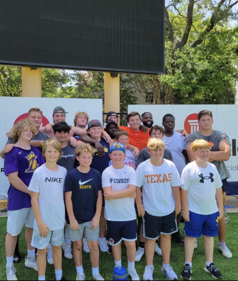 That_Boi_Dhawk's tweet photo. Fed the guys @wingstop today!! Games are won in the trenches thanks to @JamesGooge8 for putting all this together!
#DhawkPerformance🦅
#WherePerformanceMatters https://t.co/MOQRPAH4OS