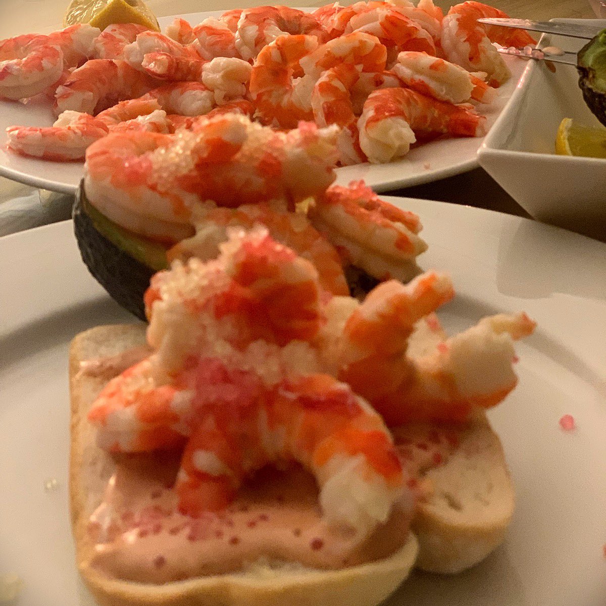 LimeCaviarComp's tweet photo. Prawn and avocado sandwich with home made seafood sauce and our Sunrise and Chartreuse lime caviar ~ fabulous combination of flavours! #limecaviar #fingerlimes #fingerlime #prawns https://t.co/fC5vbeuxHF
