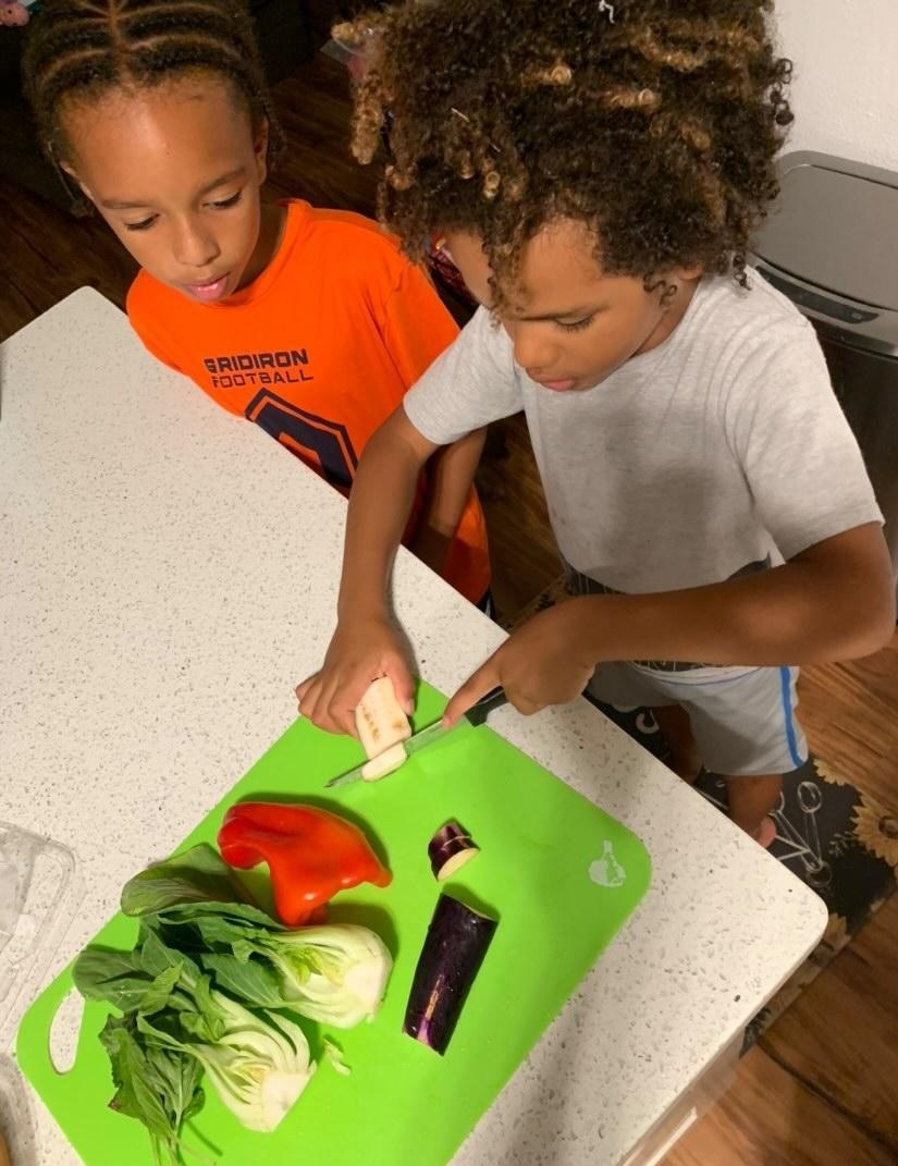 One thing about my boys..they love being in the kitchen 🥬🍅👨🏿‍🍳👨🏿‍🍳 #teachemyoung