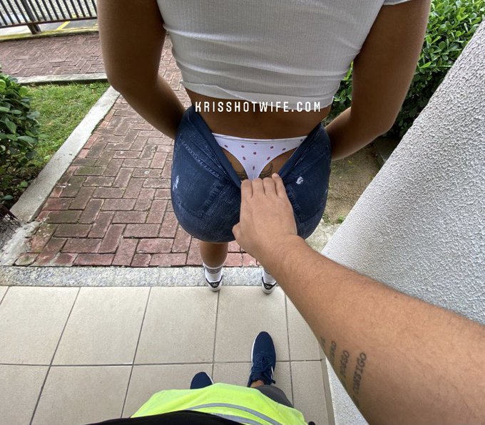 Deixa eu contar da nova mania do corno , t&aacute; fascinado em mostrar minha calcinha do dia pra vcs 🙊🙊 O que<a href="/tag/menage"class="tags"><span>#menage</span></a><a href="/tag/krisshotwife"class="tags"><span>#krisshotwife</span></a>