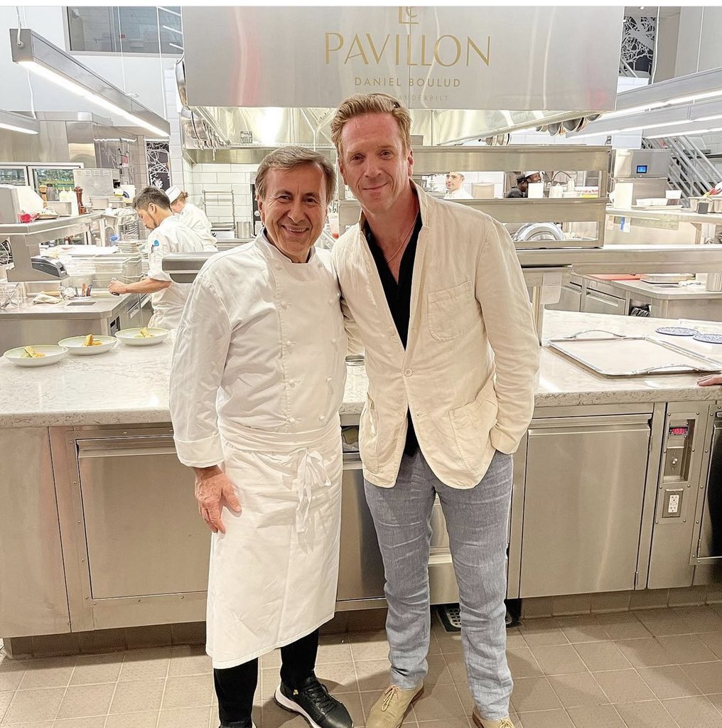 GingersnapDamo's tweet photo. Damian Lewis and children are out and about in New York City this summer. Follow their adventures in photos, here: https://t.co/dWHgoG17QX #DamianLewis #ChefDaniel #DanielBoulud #LePavillon #NYC #NewYork #NewYorkCity #Yankees https://t.co/yRQ5LxxWPF