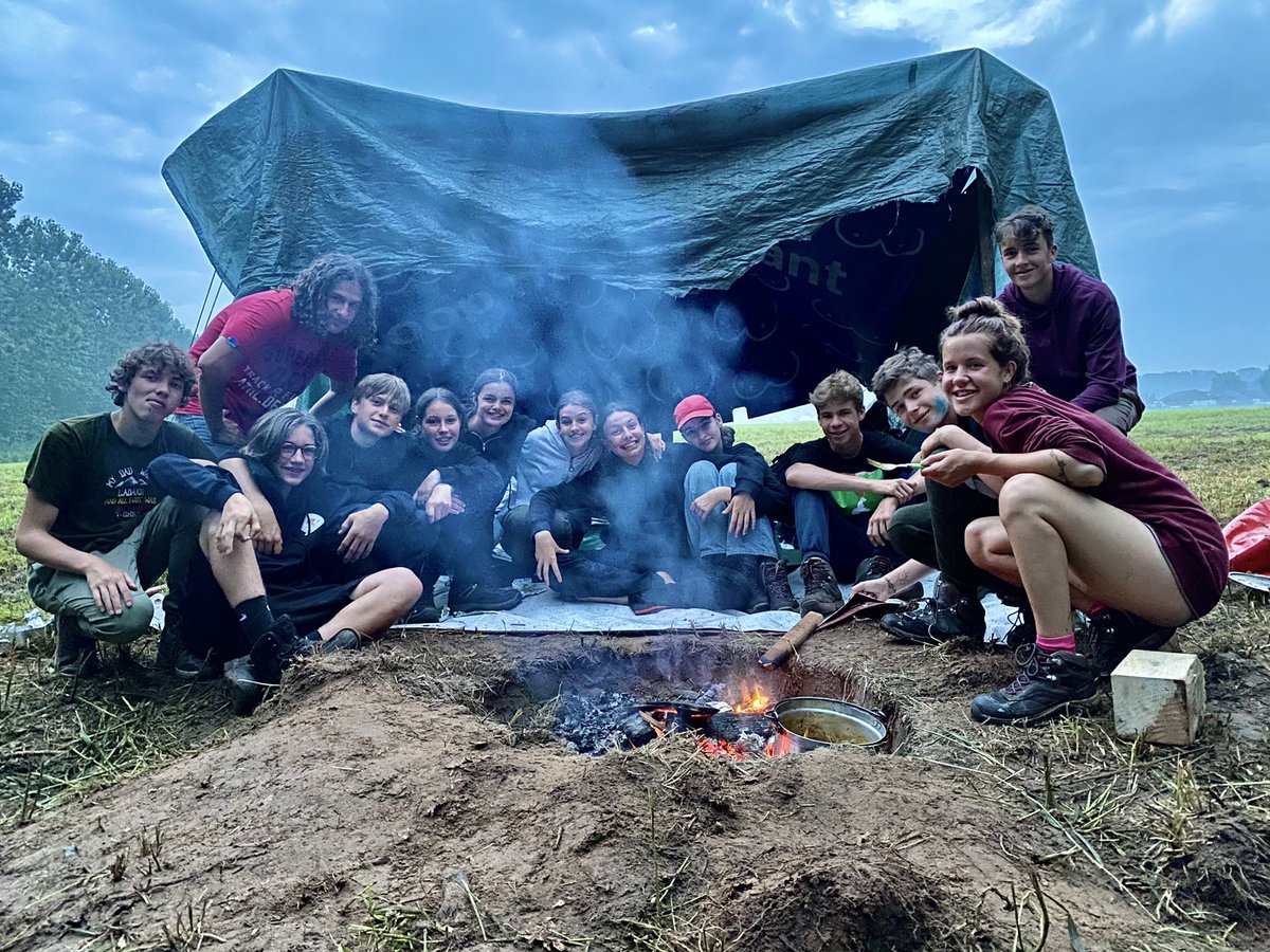 SH_Givers's tweet photo. Vandaag is Narnia veroverd door onze givers. 🗡Deze avond vertrokken ze op woudloperskeuken op 2 aangrenzende velden. De pot schaft dan ook; kip aan ‘t spit 🍗, twist, aardappels 🥔 in de schil en nog veel lekkers. 😋 https://t.co/ERlGtonzfA