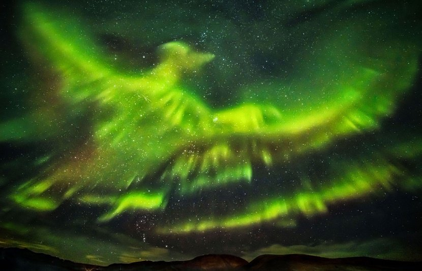 Bouteflikov's tweet photo. Parfois en Islande, les aurores boréales forment des illusions d'optiques dans ce genre https://t.co/dFTMPJyclF