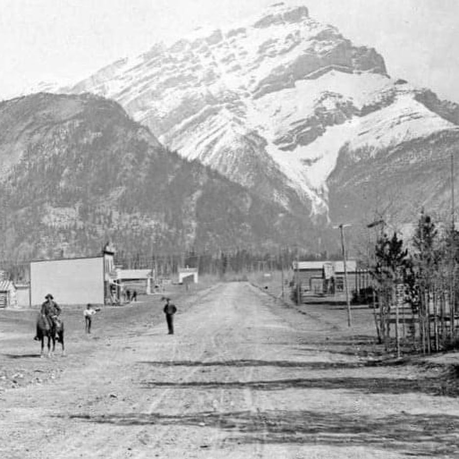 Skier_one's tweet photo. Banff Avenue 2021 <-> 1885 https://t.co/LjZr24OVwH