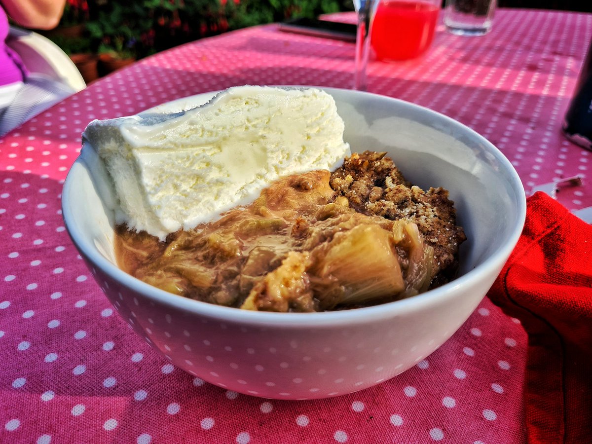 Storage_Mark's tweet image. The rhubarb crumble (with walnuts) that never saw the inside of a kitchen... 😋
BBQ'd this evening, so thought I'd have a play by making this with rhubarb from the garden, doing all the cooking on the BBQ, and turned out great, even if I do say so myself! 🤓👌
.
#CookingNerd