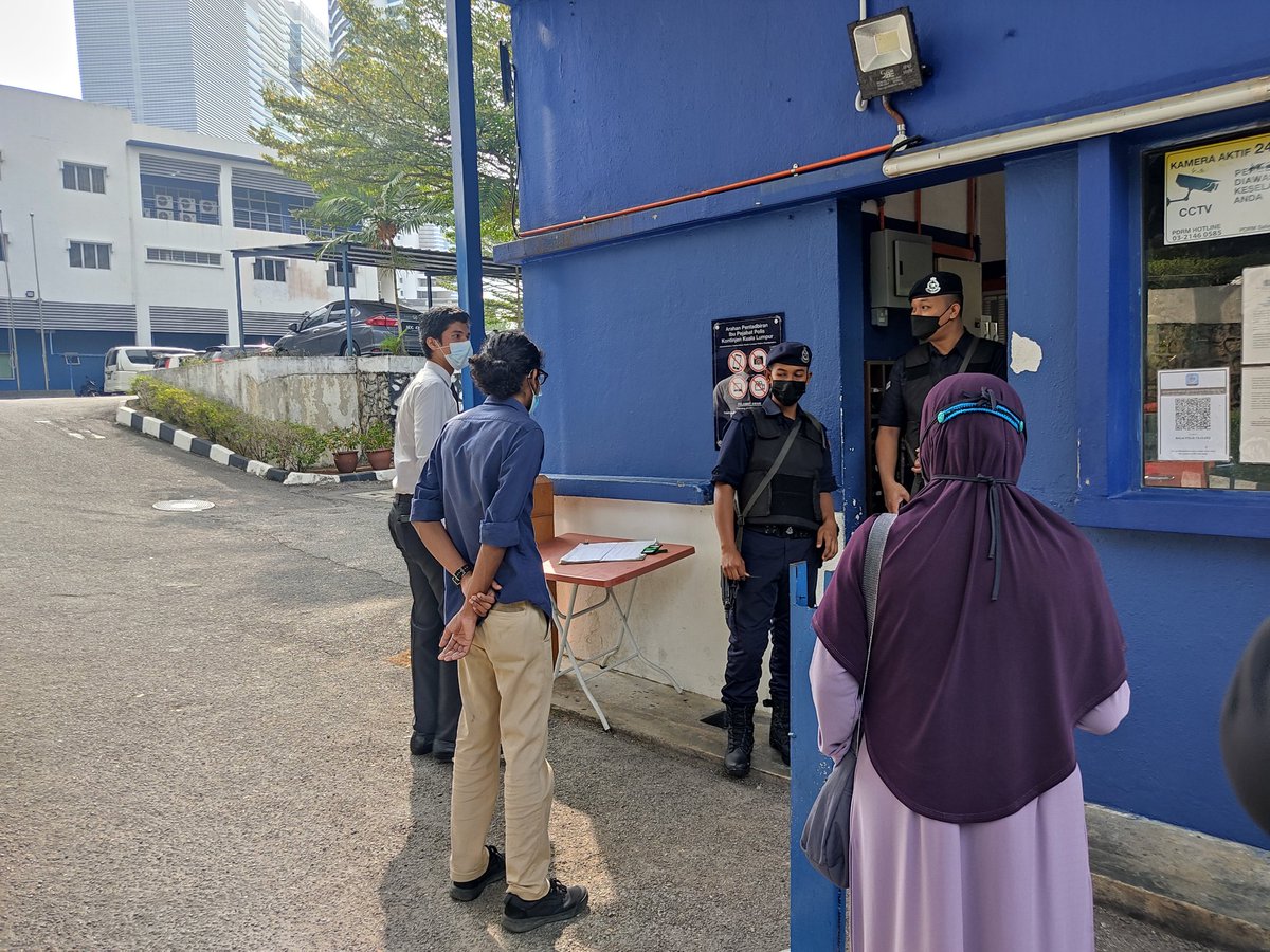 SharafiAsraf's tweet photo. @matshatry @TharmaPillai dan 4 lagi dipanggil untuk siasatan pagi ini di Balai Polis Traverse. 

Kita tak akan tunduk dan undur!

Solidariti dan #Lawan https://t.co/gDnXnCuste