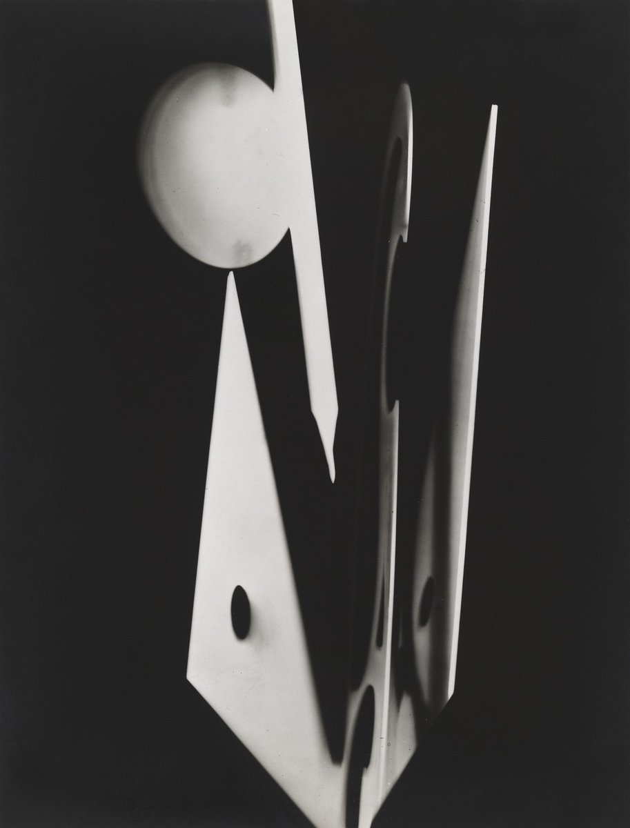 ArtistManRay's tweet image. Man Ray, Rayograph, 1922 moma.org/collection/wor… #museumofmodernart #museumarchive
