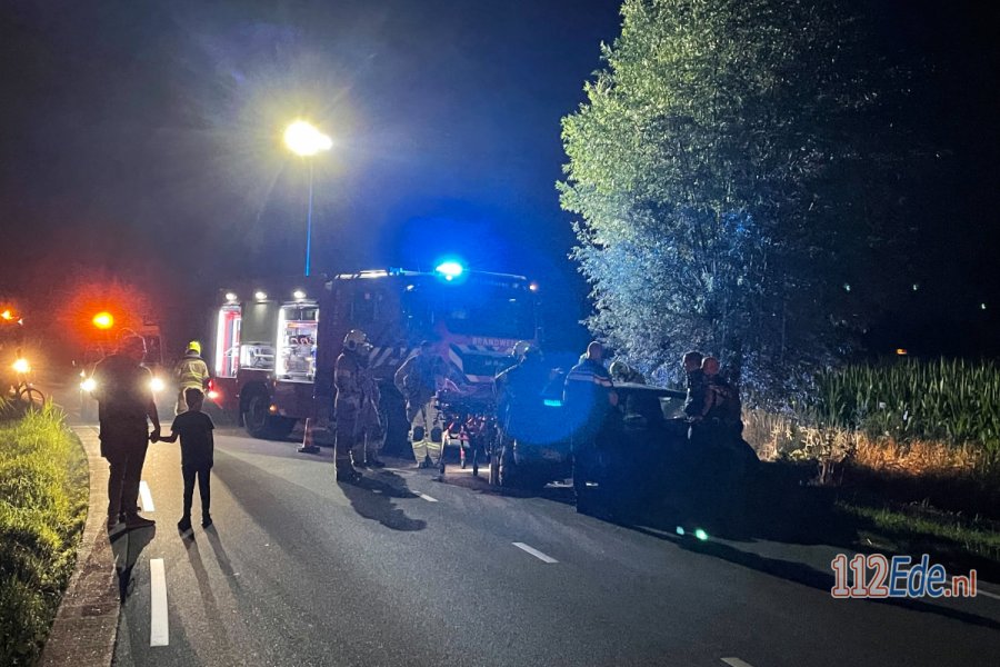 Vrouw raakt met haar auto van de weg in #Lunteren en botst tegen boom. 112Ede.