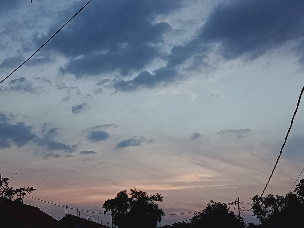 tunangansinb's tweet photo. Meski kau kini jauh di sana
Kita memandang langit yang sama
Jauh di mata namun dekat di hati
#FlyToTheSkyWithGFRIEND
#BuddySelcaDay @GFRDofficial https://t.co/hwKnlezio4