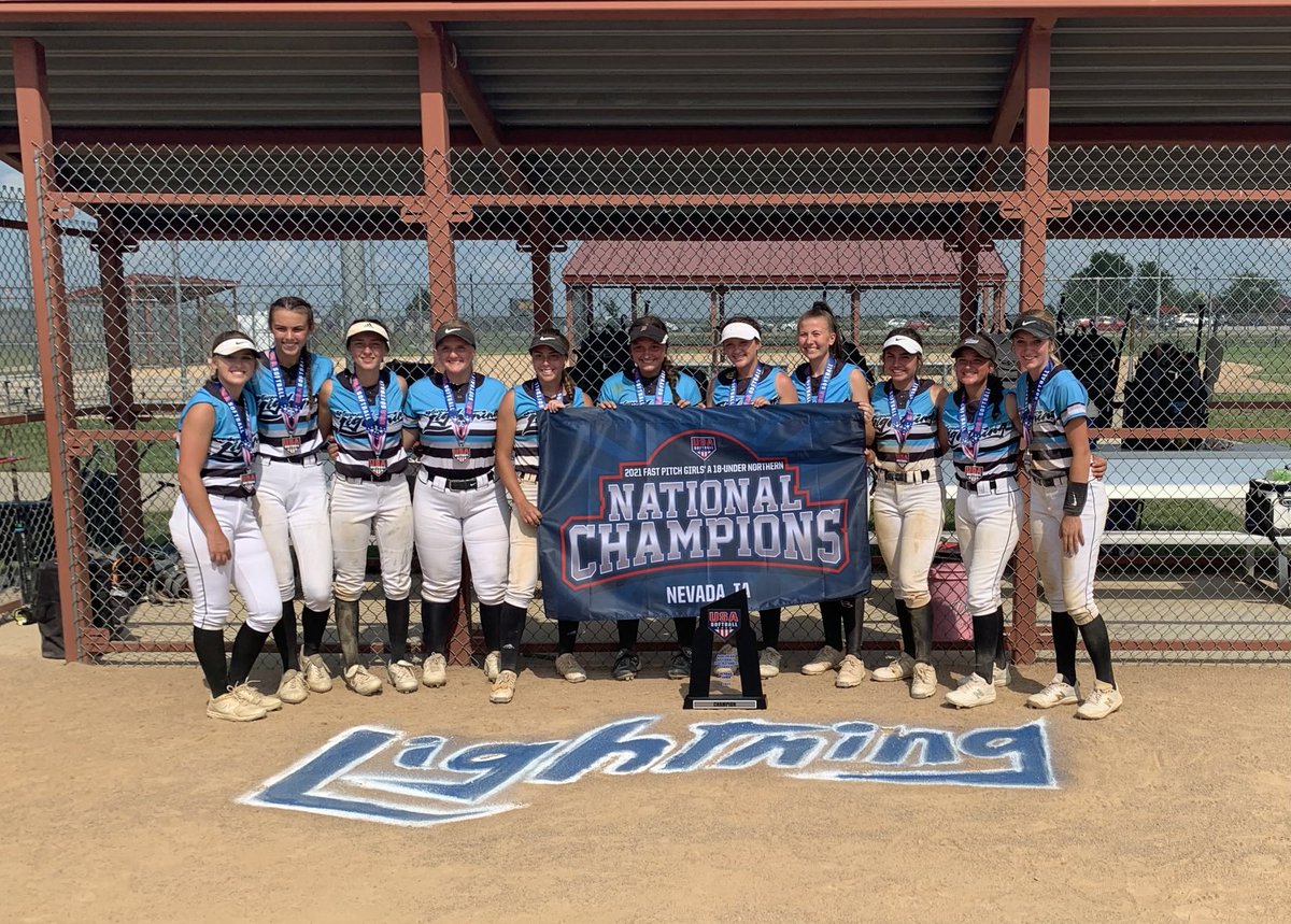 18uPk's tweet photo. What a way to finish the season!! Thank you parents for your support and thank you players for giving me everything you had! My ❤️ is full! I was lucky to coach you! #Lightningpride https://t.co/CywFzMAMCc