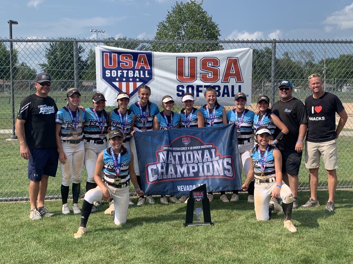 18uPk's tweet photo. What a way to finish the season!! Thank you parents for your support and thank you players for giving me everything you had! My ❤️ is full! I was lucky to coach you! #Lightningpride https://t.co/CywFzMAMCc