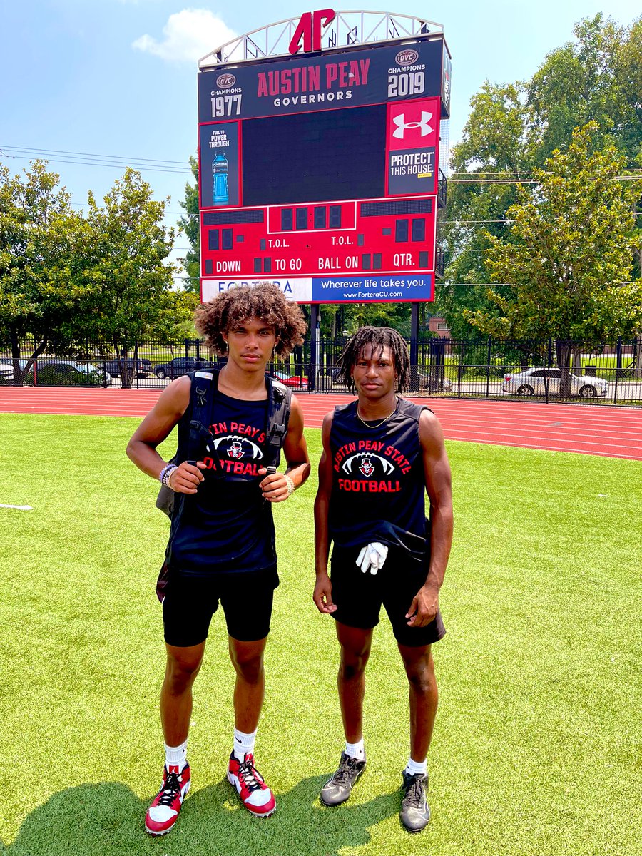 MauriceMoorman4's tweet photo. Put in work today at @GovsFB with @ByrdJavius https://t.co/vK9vDRTpto