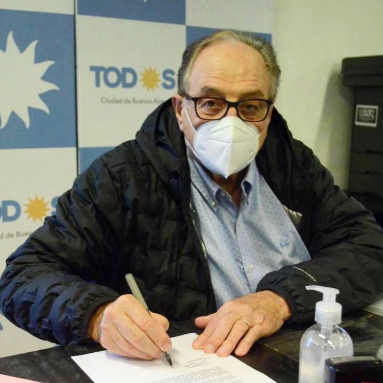 CarlosHeller's tweet photo. Esta tarde firmé la aceptación de mi precandidatura a diputado nacional en el tercer lugar de la lista del @FrenteDeTodos q encabezan @SantoroLeandro y Gisela Marziotta
Feliz ante el desafío y la responsabilidad de seguir representando a la ciudadanía de CABA
#LaVidaQueQueremos https://t.co/UgXE4qKhAo