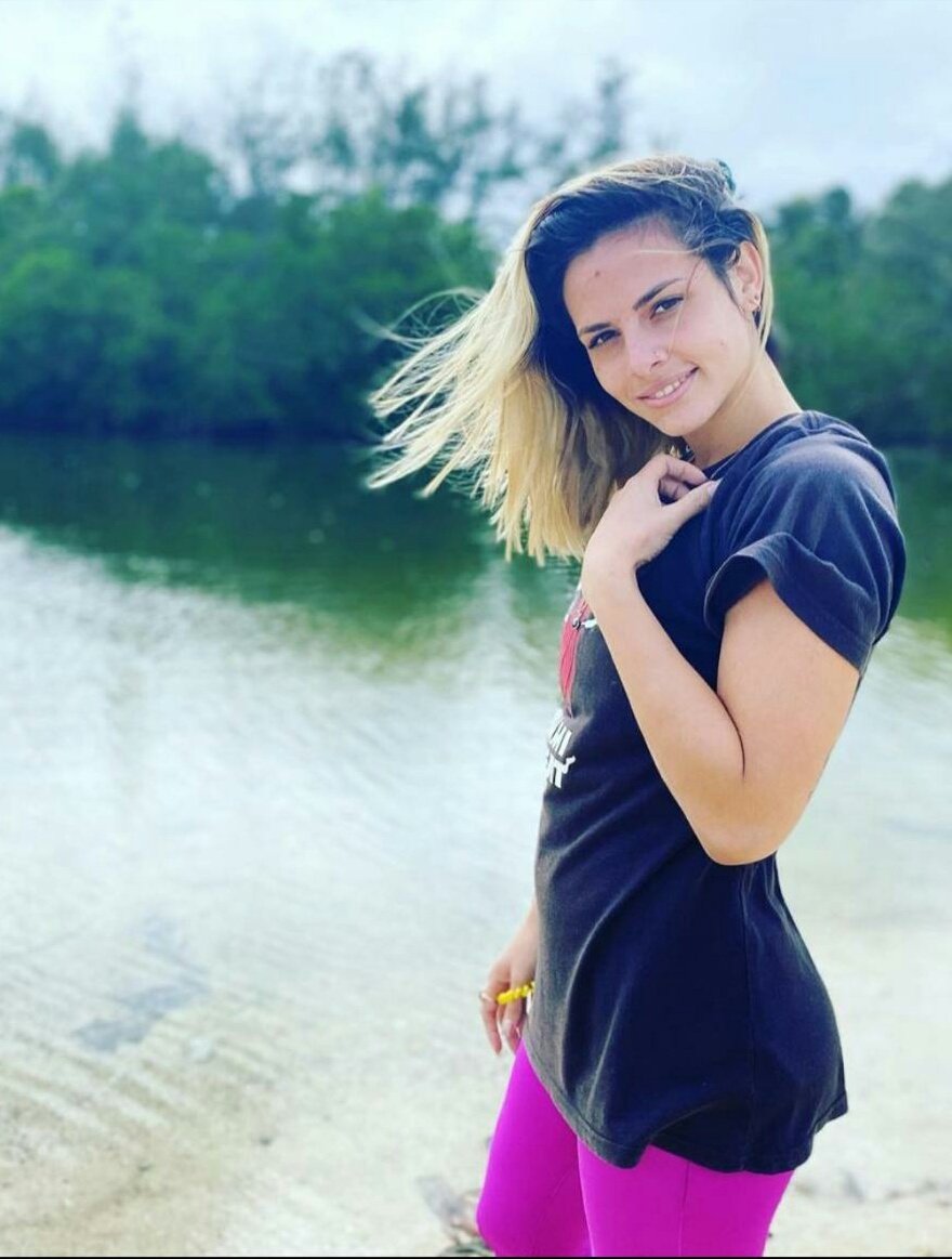 Ella es  Magdelys Curbelo Anglés, de 22 años, acaba de ser condenada  a 10 meses de prisión en un juicio sumario sin garantías legales, como han sido procesados decenas de manifestantes.
Magdelys estuvo desaparecida por más de 72 hrs .🧵