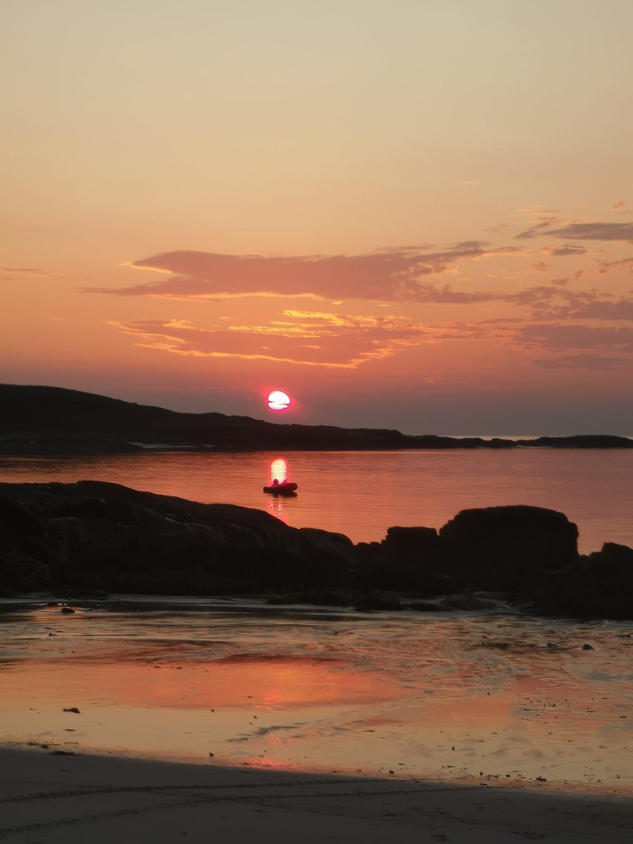 sarahmasonpro's tweet photo. Beautiful Ireland, Taking time in a quiet place in beautiful Connemara away from all the madness that is going on in our world. #peace #tranquility #sunset #Ireland 
@ThisIsGalway https://t.co/0TwGpwX9Lm