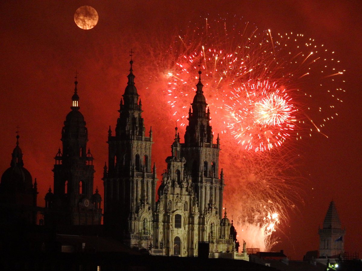 xmrey's tweet photo. A lúa tamén se puxo de gala para vir á festa esta noite. 
🤍🤍💙🤍🤍 https://t.co/eYExy6ZSQJ