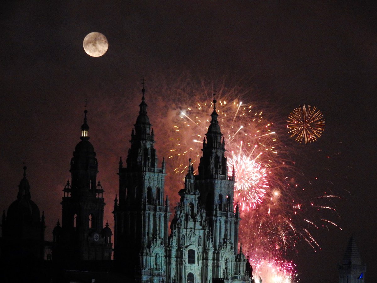 xmrey's tweet photo. A lúa tamén se puxo de gala para vir á festa esta noite. 
🤍🤍💙🤍🤍 https://t.co/eYExy6ZSQJ