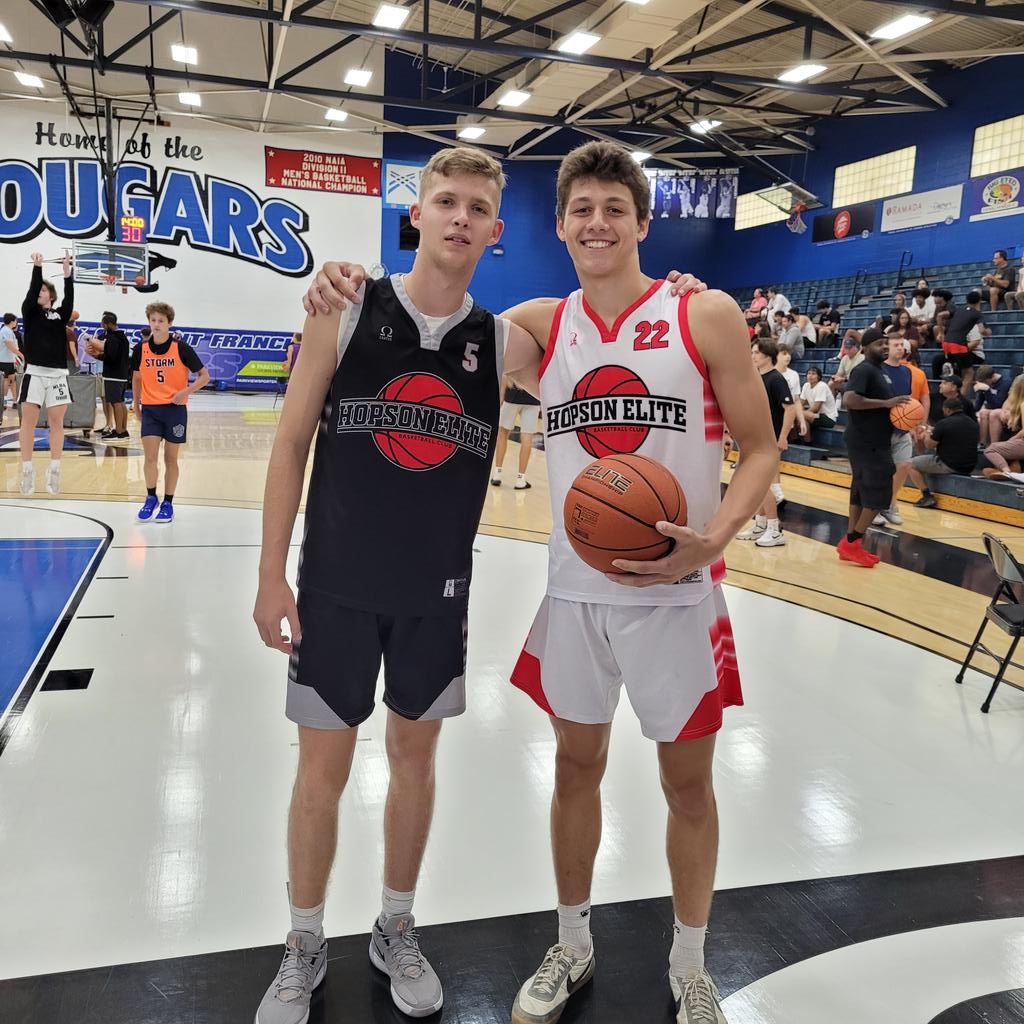 tjawls's tweet photo. 2021 #GRBA 🏀 @gymratsbball Slam Dunk and 3pt. competition! S/O to our @HopsonEliteBB guys @KannonKlus 💪 and @Xander_M5 🎯 https://t.co/Xhf0Dsrfzo