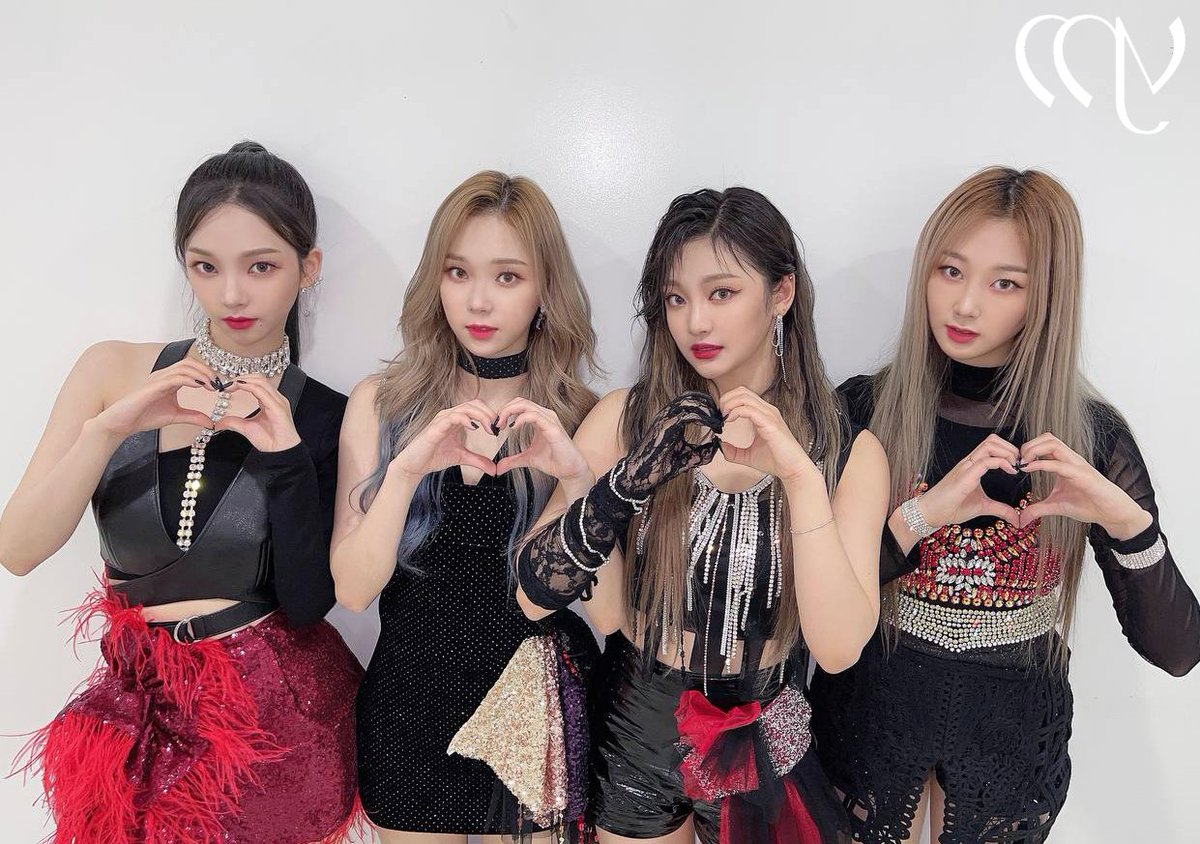 into2Dcore's tweet photo. Cómo #𝗣𝗢𝗠𝗣𝗢𝗡𝗦𝕊ℂ𝕆ℝ𝔼⁩ final sobre quién hace los mejores corazoncitos de manos se lo lleva Vivi pelona, y la peor? Por supuesto Touka chiquita con dedos chuecos por hacer un corazón más deforme que Enrique peña nieto. ¡Suerte @urpomsgirls! 🐈‍⬛ Las adoramos mucho. https://t.co/hXCfKCIgWx