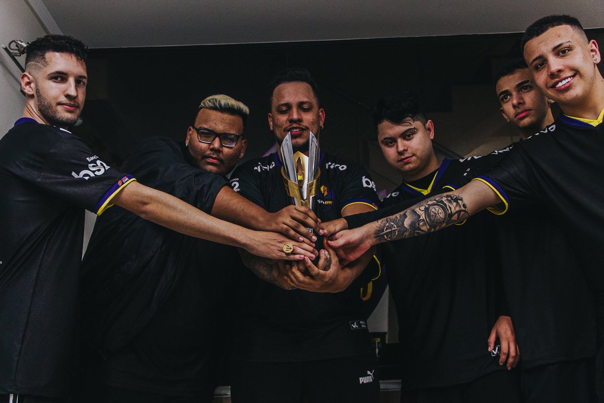 VivoKeyd's tweet photo. QUE COISA LINDA! A TAÇA JÁ ESTÁ AQUI, E ELA É MARAVILHOSA! 😍 @FFesportsBR
MEUS MENINOS MERECEM! QUEBRAMOS RECORDES, FIZEMOS HISTÓRIA! FECHAMOS A #LBFF5 COM CHAVE DE OURO.
OBRIGADO LEGIÃO 💜
#GoVK ⚔️ https://t.co/99TN5GOMOi