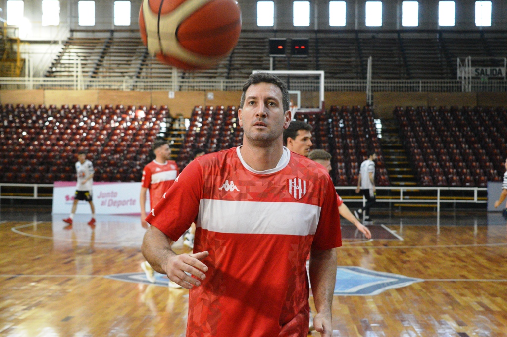100x100Basquet's tweet photo. #LigaArgentina Final @unionsfbasquet 87 (2) @villasmTNA 76 (1), Unión se coronó campeón de la Conferencia Norte con una gran actuación del salteño @Miguel_E14 Ahora jugará la final de @LigaARGbasquet con el ganador de la Sur: @EstoesQuilmes (1) y @VillaMitreBB (1) definen mañana. https://t.co/hqMfwsBP6R