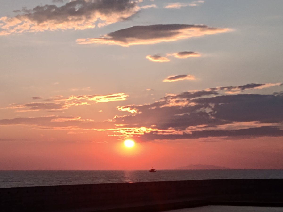 ItsNibriana's tweet photo. Y aunque hemos vuelto al puerto, ahora el barco se estacionó del otro lado y puedo disfrutar de más atardeceres así 😍🌅.
#DiariosDeCuarentena #CuarentenaDía9 #IsolationDay9 #sunset #sunsetatsea #mediterraneansea #marinera https://t.co/jUJfhy8CXI