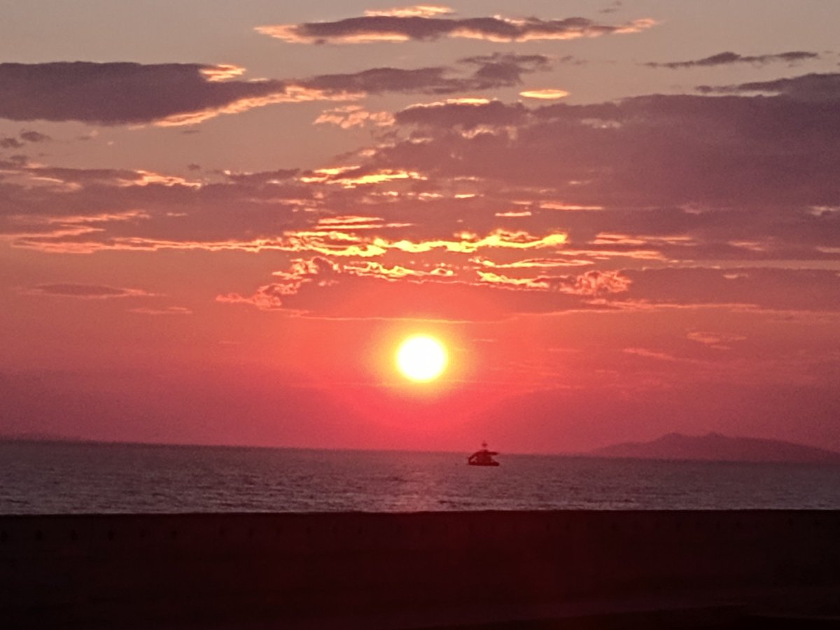 ItsNibriana's tweet photo. Y aunque hemos vuelto al puerto, ahora el barco se estacionó del otro lado y puedo disfrutar de más atardeceres así 😍🌅.
#DiariosDeCuarentena #CuarentenaDía9 #IsolationDay9 #sunset #sunsetatsea #mediterraneansea #marinera https://t.co/jUJfhy8CXI