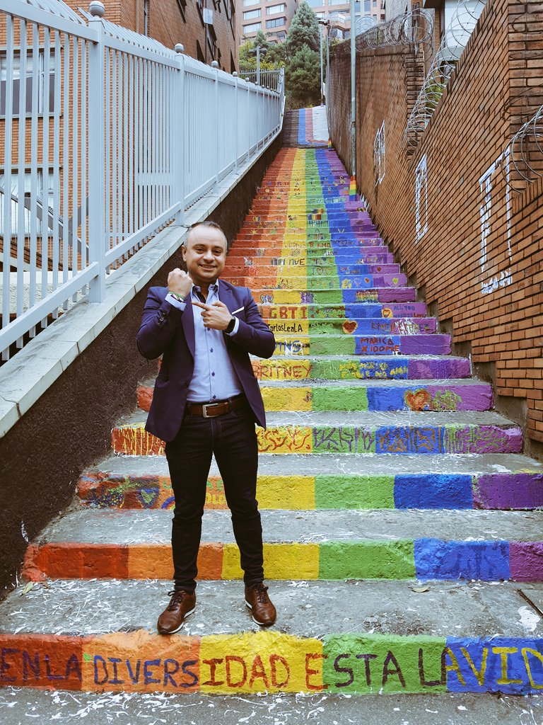 JoanOsorioCol's tweet photo. ¡En #Cali como en #Bogotá la igualdad es imparable!

En la diversidad está la vida! Una vida llena de colores 🌈

Con toda certeza les digo: prefiero una vida multicolor, festiva y diversa, donde el el gris, el negro y el blanco no se imponen, reconocen y respetan 😉

❤💚💛 https://t.co/7XROIllNUR