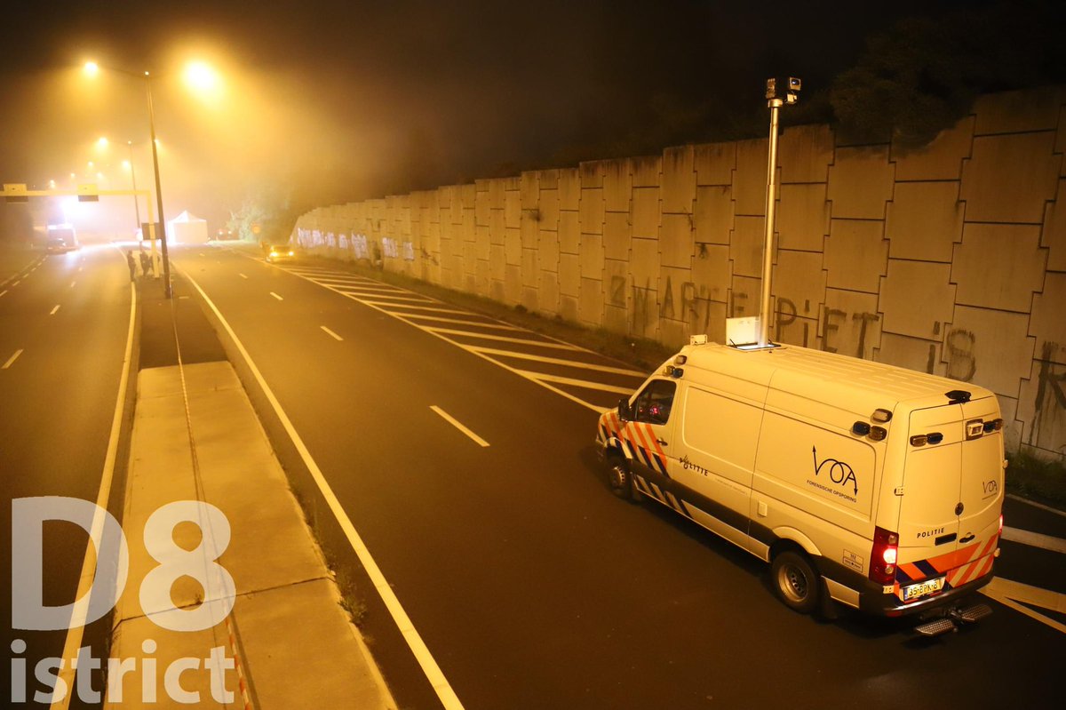 RedactieD8's tweet photo. Het slachtoffer van de aanrijding op de #Landscheidingsweg #N440 bij #Wassenaar is ter plaatse overleden. Volgens getuigen liep het slachtoffer op de weg en werd aangereden. De Forensische Opsporing Verkeer doet groot onderzoek. De weg blijft lange tijd dicht. https://t.co/dgWLwCYp6g