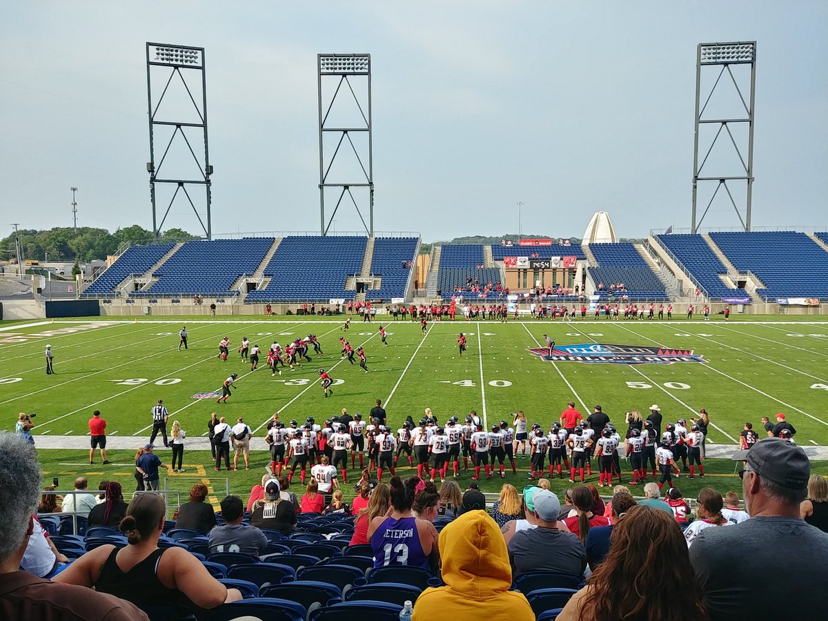 amazethisrabble's tweet photo. Cheering the @MN_Vixen at the Women's Football Allliance championship game! It's a shame the @Vikings couldn't give them a ride to the HoF for the game. Maybe next year the @packers could help them out? @CoachMLaFleur @AaronRodgers12 #football #women #wfa https://t.co/OmnMUVgegt