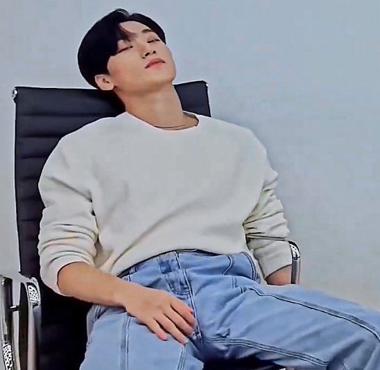 Sxn teasing wxx to sit on his lap