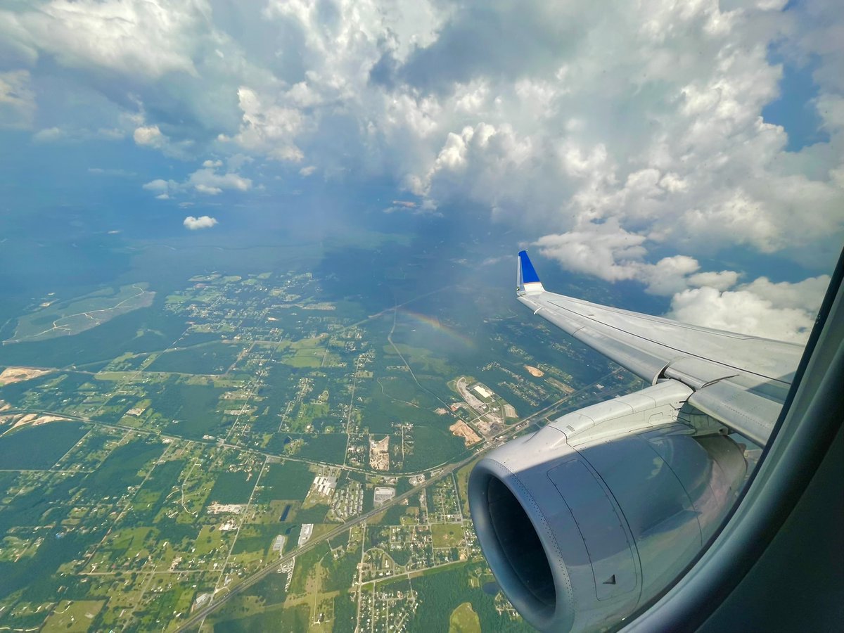 skygirl190's tweet photo. Feeling lucky! 🌈 #firstclass #ridingthrclouds #wingdip #longwayhome @weareunited https://t.co/Hb0BT4d2nV
