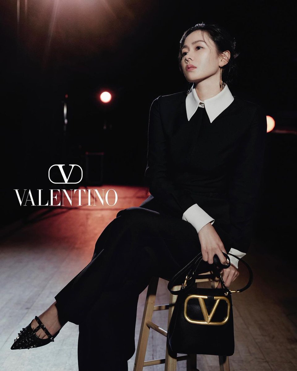 EdelweissPH_FC's tweet photo. Singular, confident and free.
The #ValentinoDiVas are a group of fearless trend setters, creating their own narratives.
Son Ye-jin wears striking black and white looks from #ValentinoRomanPalazzo, accompanied by the Valentino Garavani #SuperVee Top Handle.
#SonYeJin #손예진 https://t.co/6thY54DMhd