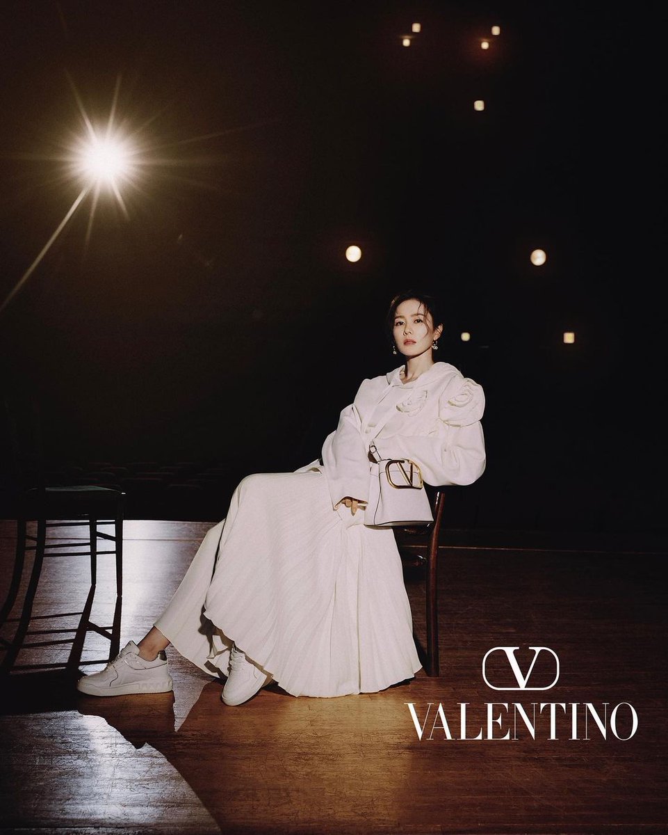 EdelweissPH_FC's tweet photo. Singular, confident and free.
The #ValentinoDiVas are a group of fearless trend setters, creating their own narratives.
Son Ye-jin wears striking black and white looks from #ValentinoRomanPalazzo, accompanied by the Valentino Garavani #SuperVee Top Handle.
#SonYeJin #손예진 https://t.co/6thY54DMhd