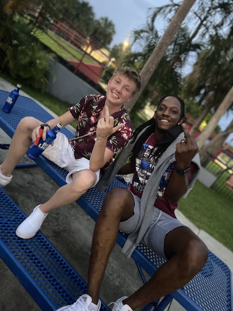 Faded_Bajan's tweet photo. Shoutout to @FortniteGame for making this happen ❤️ Love you guys for real 😭 @ShawtyMcThicc @sUpErTwEaK_ @m3dusa_ox @HamcakesDeluxe #FortniteFriends https://t.co/94ctwgHUq6