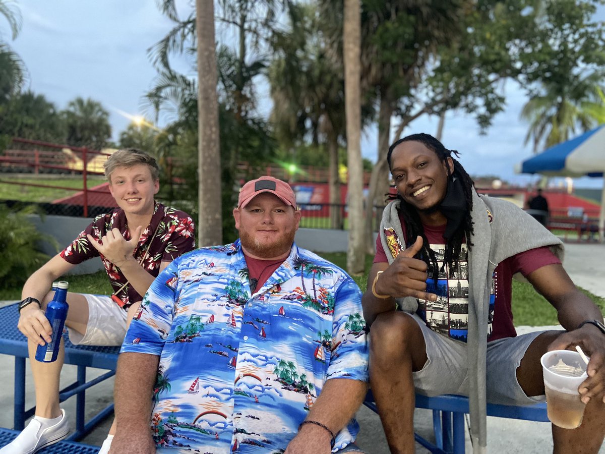 Faded_Bajan's tweet photo. Shoutout to @FortniteGame for making this happen ❤️ Love you guys for real 😭 @ShawtyMcThicc @sUpErTwEaK_ @m3dusa_ox @HamcakesDeluxe #FortniteFriends https://t.co/94ctwgHUq6