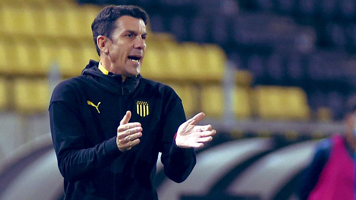 maruba11's tweet photo. Reconocimiento a un tipo humilde, perfil bajo, trabajador y autocrítico….que hizo un planteo táctico perfecto y ganó el primer mata-mata del siglo vs Nacional. 
Salú Mauricio, todo suyo. #Peñarol https://t.co/i4bppqgsR1