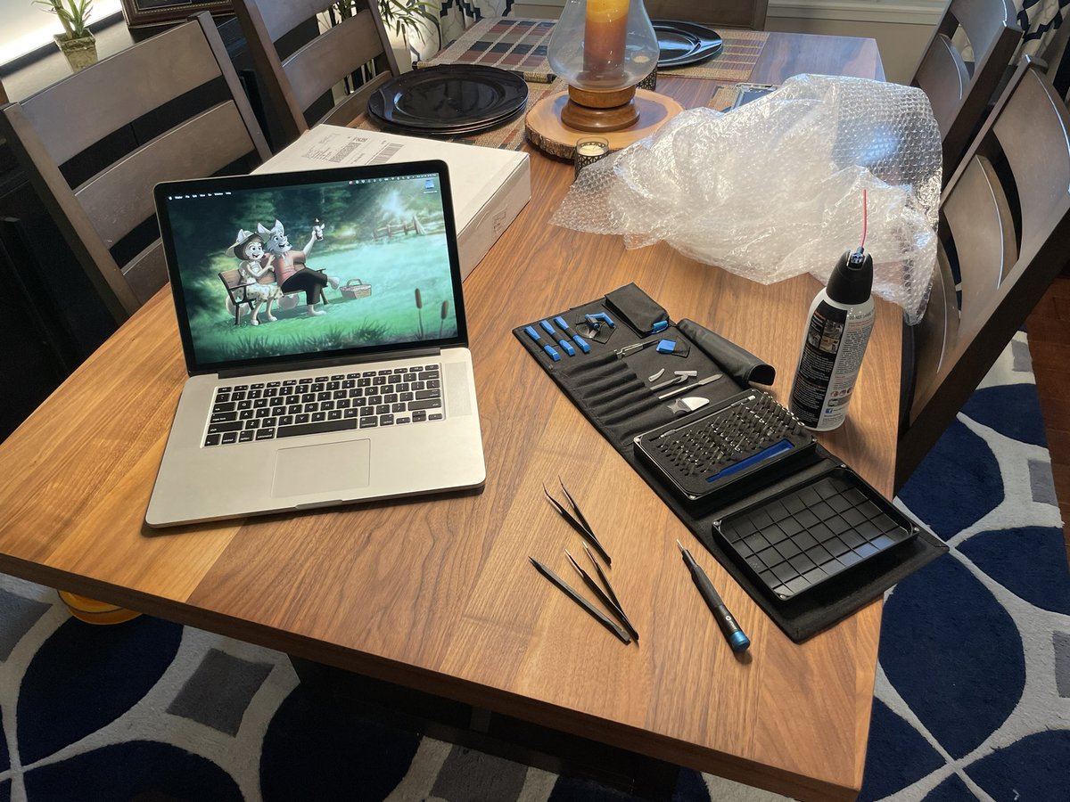 fxscreamer's tweet image. Dusted off the ol’ Mac Genius skills and did a MacBook Pro transplant into a new topcase to fix a busted key. Battery was new too! Saved $750! Took maybe 90 minutes. #macgenius #apple #RightToRepair