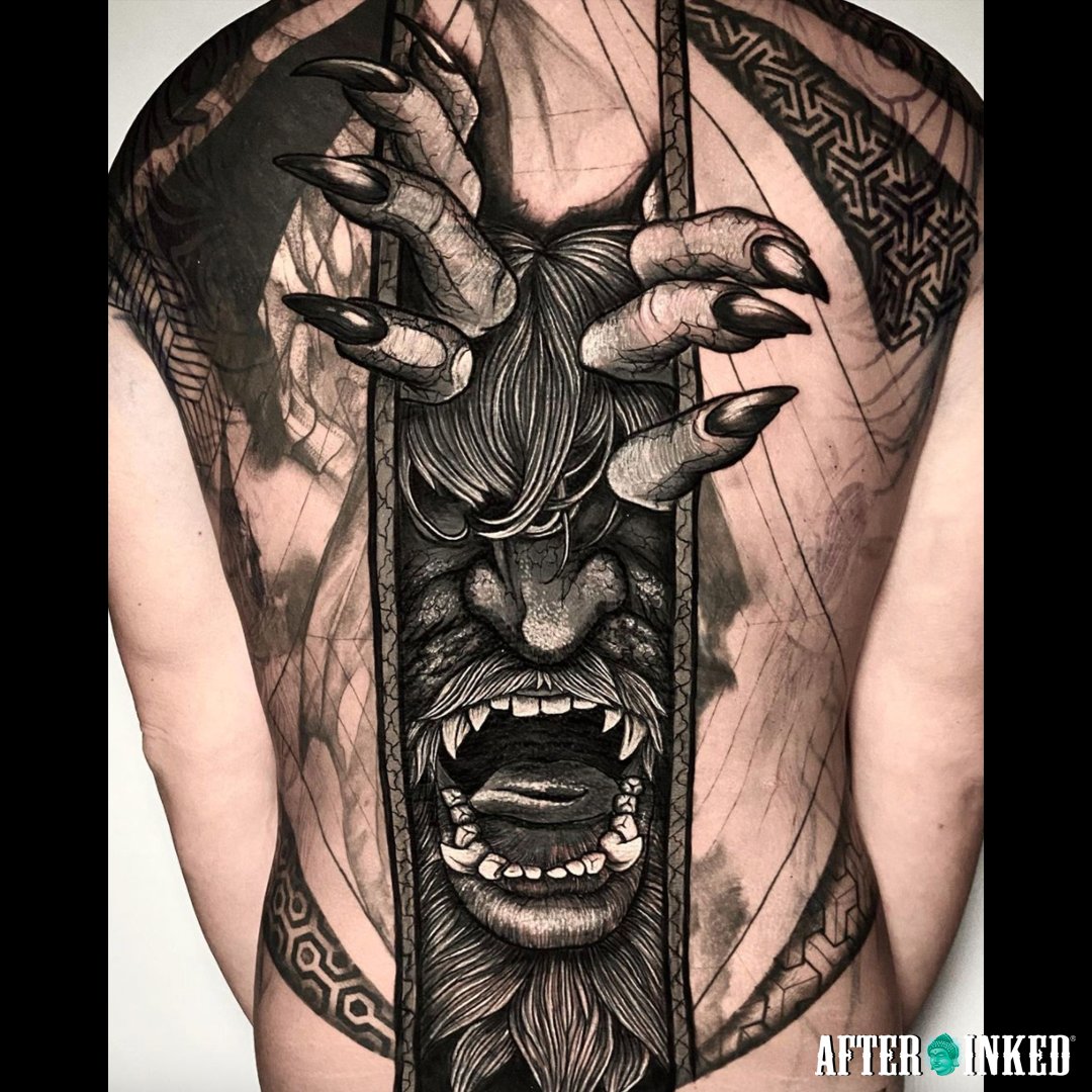 AfterInked's tweet photo. Great work of art made on the back, let's enjoy these tattoos and their different styles. #BagTattoo #TattooBack #BlackAndGrayTattoo #BigTattoo #afterinked #proudusers #formulatedforperfection #afterinkedeveryday #tattooaftercare #vega #valkiriart_tattoo #visualinkstudio https://t.co/63SIKc5f8R